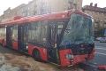 Ranná nehoda v Bratislave: Pri zrážke autobusu a trolejbusu sa zranilo 12 ľudí