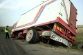 V poli pri Sielnici našli havarovaný kamión s mŕtvym vodičom: Zásah hasičov kvôli úniku kvapalín