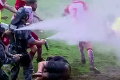 Šialenstvo v Brazílii: Policajti zakročili voči futbalistom slzným plynom