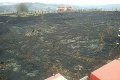 Smutný pohľad na následky lesného požiaru v Rakovej: S ohňom bojovali desiatky hasičov