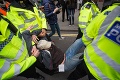 Londýnske ulice zaplavili demonštranti: Počas protestu zadržali vyše 200 ekoaktivistov
