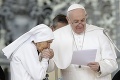 Pápež František schytal vlnu kritiky: Odťahoval ruku, keď mu chceli pobozkať prsteň