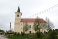 Ivanku pri Nitre prezývajú slovenská Pisa: Naoko obyčajný kostol s naklonenou vežou ukrýva hneď niekoľko vzácností