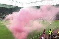 To sa len tak nevidí: Počas derby pristál na ihrisku netradičný predmet