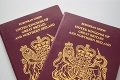 Británia začala vydávať pasy bez nápisu 