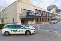 Ozbrojený muž prepadol banku v Dúbravke: Peniaze mu vybuchli, 10-tisíc eur sa roztrúsilo po ceste