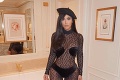 Kim Kardashian skoro ako pravá Parížanka: Bez podprsenky, no s baretkou