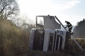 Opití vodiči vyčíňajú: Ukrajinec zletel s nákladiakom do priekopy, Šaľan nabúral zaparkované auto