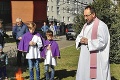 Škandál v Poľsku: Kňazi pálili knihy a iné predmety, vyslúžili si tvrdú kritiku