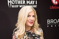 Tori Spelling vo veľkých problémoch: Na hviezdu Beverly Hills 90210 bol vydaný zatykač!