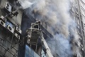 Požiar kancelárskej budovy v Bangladéši: Počet obetí stúpol na 25, niektorí skočili z okna