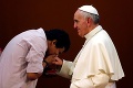 Pápež sa bráni útokom kritikov: Toto je dôvod, prečo nedovolil bozkávať svoj prsteň