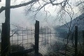 V rodinnom dome v Pastuchove vypukol požiar: Hasenie komplikuje ostrá munícia