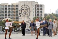 Princ a revolucionár: Princ Charles na návšteve Kuby pózoval pri Che Guevarovi