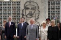 Princ a revolucionár: Princ Charles na návšteve Kuby pózoval pri Che Guevarovi