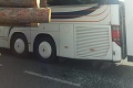 Hrozivo vyzerajúca nehoda: Drevo z nákladného auta prerazilo sklo na autobuse plnom detí