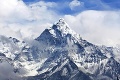 Hrôza na Mount Evereste: Sneh sa topí, objavujú sa mŕtve telá
