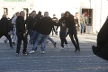 FOTO V Trnave to vrie! Potýčka maďarských fanúšikov s policajtmi