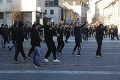 FOTO V Trnave to vrie! Potýčka maďarských fanúšikov s policajtmi