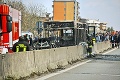 Muž podpálil v Taliansku autobus plný detí: Hrozivé zábery z miesta činu