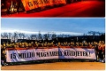 Maďarskí chuligáni zbroja: Bojujeme za päťnásť miliónov Maďarov, kričia pred zápasom