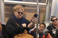 Dieťa odmietlo uvoľniť miesto cestujúcemu v metre: Reakcia muža baví ľudí na internete