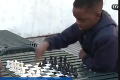 Malý utečenec chytil za srdce celé USA: Šachom pomohol svojej rodine