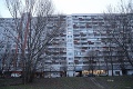 Tragédia v bratislavskej Petržalke: Mladý muž vypadol z 12. poschodia