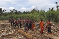 Záplavy a zosuvy pôdy v Indonézii: Počet obetí stále stúpa, z trosiek domu vyslobodili bábätko