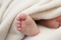 Bábätko sa dva týždne po narodení v kuse smialo: Rodičia sa dozvedeli krutý dôvod