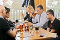 Horúci kandidáti počas volebného dňa: Šefčovič šiel na pivo, Harabin si vychutnával cigaru