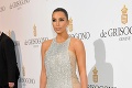 Kim Kardashian skoro ako pravá Parížanka: Bez podprsenky, no s baretkou