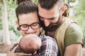 Nečakané tehotenstvo im prevrátilo život na ruby: Transgender muž porodil zdravého synčeka!
