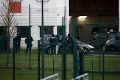 Krvavý útok vo francúzskej base: Odsúdený vrah pobodal dvoch dozorcov, kričal Alláhu akbar
