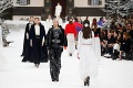 Značka Chanel vzdala hold Lagerfeldovi: Prehliadka jeho poslednej kolekcie dojala aj modelky