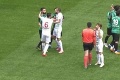 Preplo mu? Turecký futbalista vyvádzal na ihrisku v ruke so žiletkou!