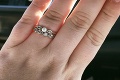 Muž si nemohol dovoliť drahý zásnubný prsteň: Predavačka by sa mala za otrasnú reakciu hanbiť v kúte