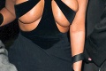 Kim šokovala v prudko erotických šatách: Cez bradavky iba tenké pásiky, prsia kričali o prvú pomoc