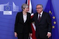 Juncker a Mayová rokovali o brexite: Šéf EÚ prekvapil poranenou tvárou