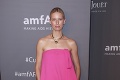 Celebrity na galavečere AmfAR: Krásky prišli ukázať prsia, herečka si dala na tvár šialenú ozdobu
