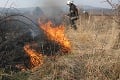 Takmer 50 hasičov bojuje s ohniskami pri trati: Viaceré vlaky meškajú