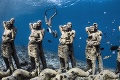 Potápačka sa vyfotila so sochami pod hladinou: Čarovný svet ukrytý v mori
