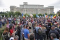 Rumunská vláda prežila pokus o vyslovenie nedôvery: Opozícia vytiahla na premiérku veľavravný transparent