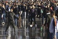 Drsné protesty proti alžírskemu prezidentovi: Polícia použila slzný plyn