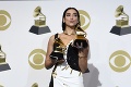 Udeľovanie cien Grammy: Spokojná Lady Gaga a vystúpenie bývalej prvej dámy