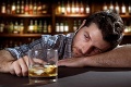 Smrtiaci alkohol: Popíjanie neprežilo najmenej 13 ľudí
