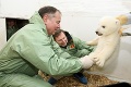 Nový prírastok v berlínskej zoo: Biele klbko u doktora