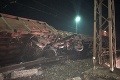 Následky nehody vlaku v Krompachoch stále neodstránili: Spoje meškajú, zasiahnuť musí ťažká hasičská technika