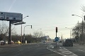 V Bratislave sa začali dopravné obmedzenia: Kolóny a zrážka troch áut