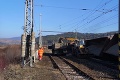 Následky nehody vlaku v Krompachoch stále neodstránili: Spoje meškajú, zasiahnuť musí ťažká hasičská technika